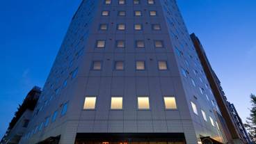 施設の正面 (日没後) / 3