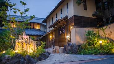 施設の正面 (日没後) / 4