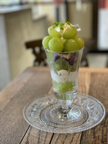 A parfait from Kurashiki Momoko Sohonten in Kurashiki, Okayama. Muscat uses "Muscat Zipangu", which can only be harvested in Okayama. There was so much fruit in it, and it was delicious until the end with grape sherbet muscat jelly!