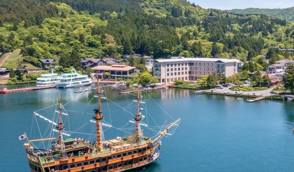 芦ノ湖から見たホテル外観 / 1