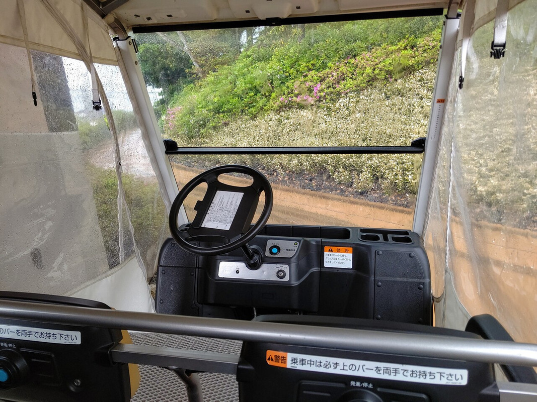 カートに乗ってエントランスまで