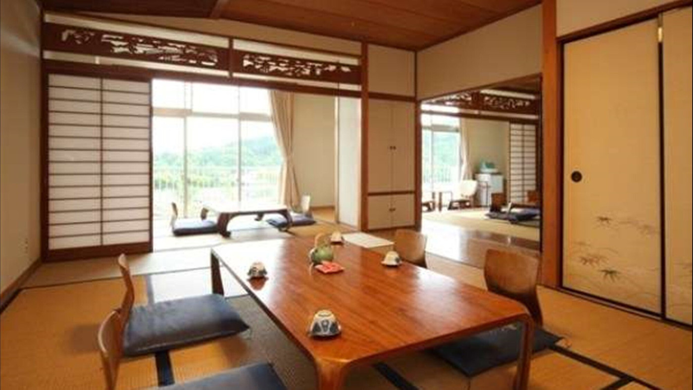 自噴するチョコレート色の源泉が珍しい湖畔のホテル4001834