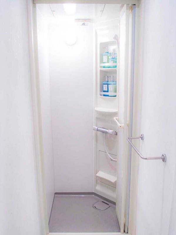 バスルームのシャワー