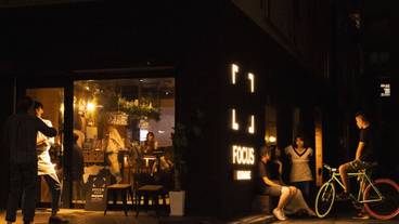 施設の正面 (日没後) / 1