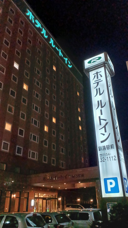 駅前の横断歩道を渡ってすぐです