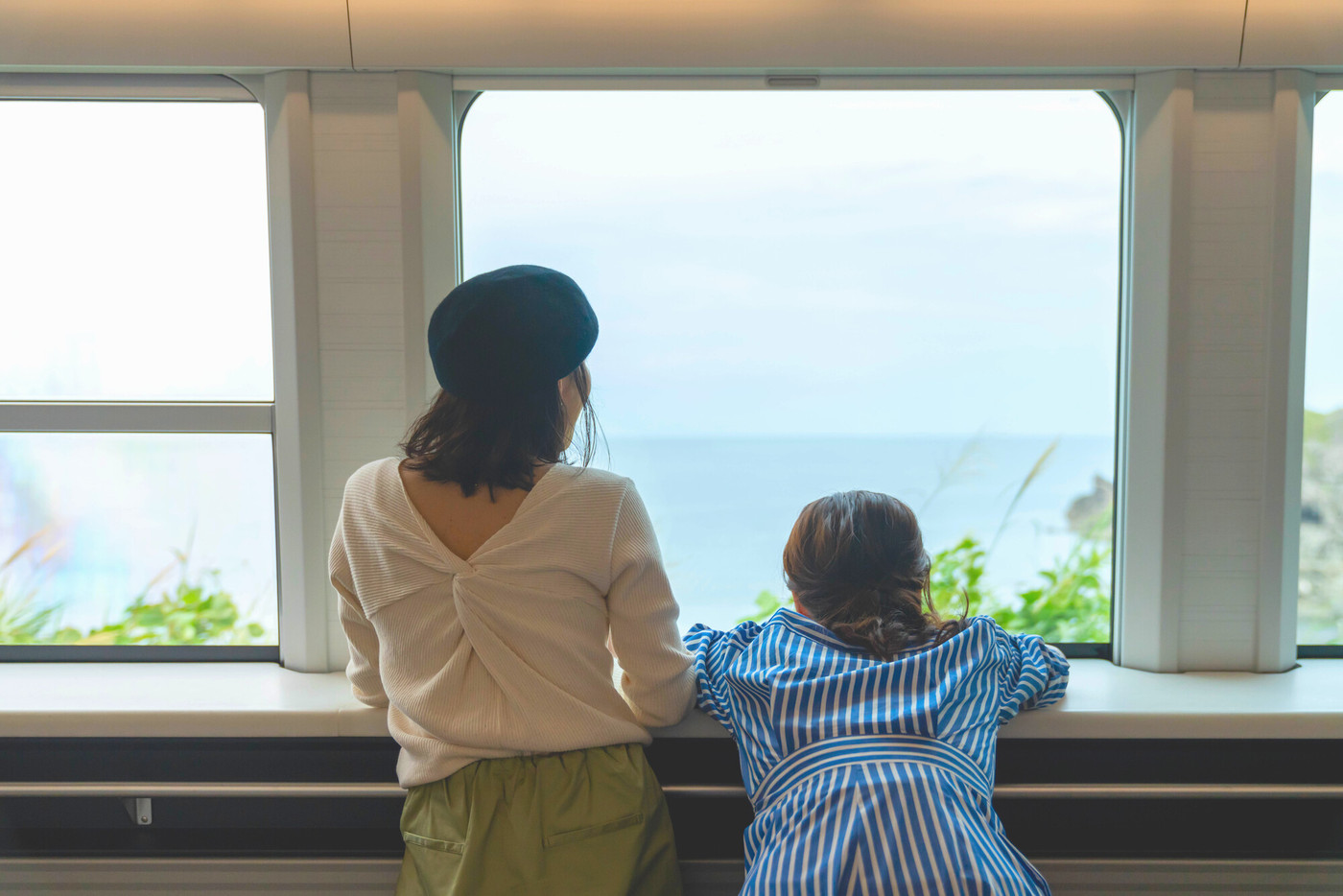 大きな車窓から眺める、雄大な日本海の美しい景色1981454