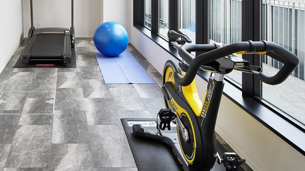 金沢での朝は「トレーニングルーム」で体をほぐす3694906