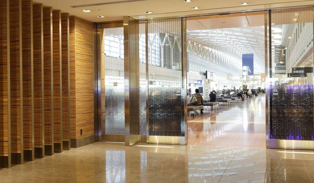 ドアの向こうは空港ターミナル / 1