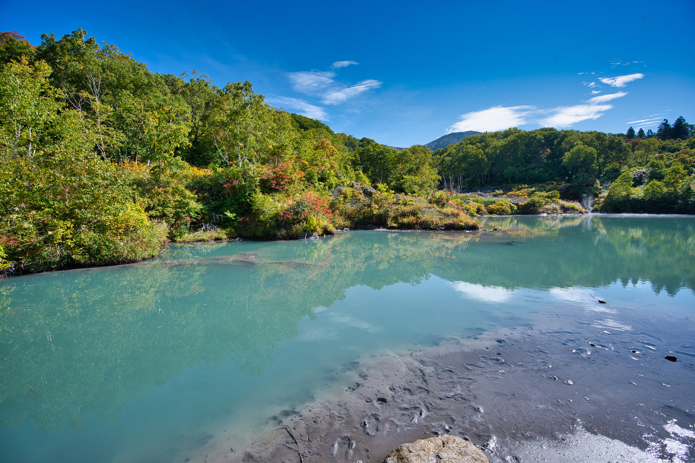 初秋の青森県八甲田　地獄沼の風景