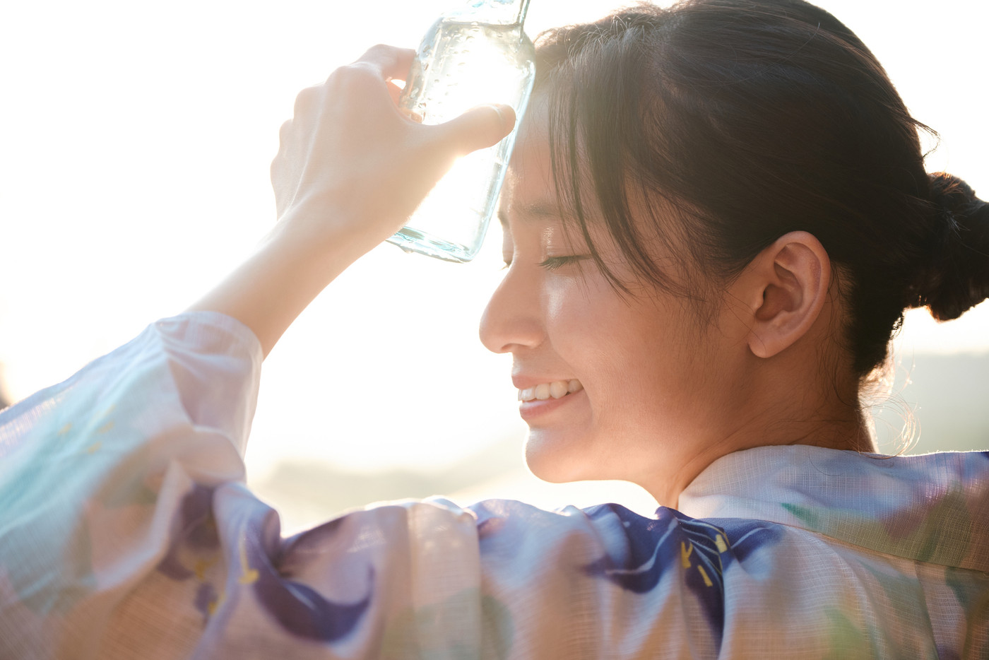 女性　夏　浴衣　ラムネ