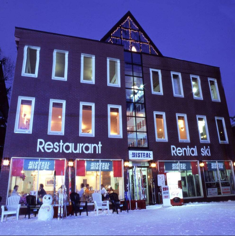 施設の正面 (日没後)