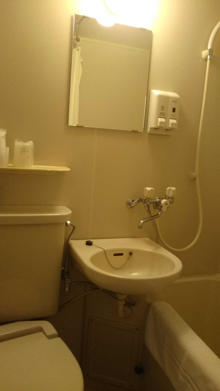 とっても狭いバスルーム。