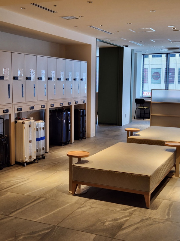 2階フロント前。外国人観光客に便利なスーツケース置き場とロッ