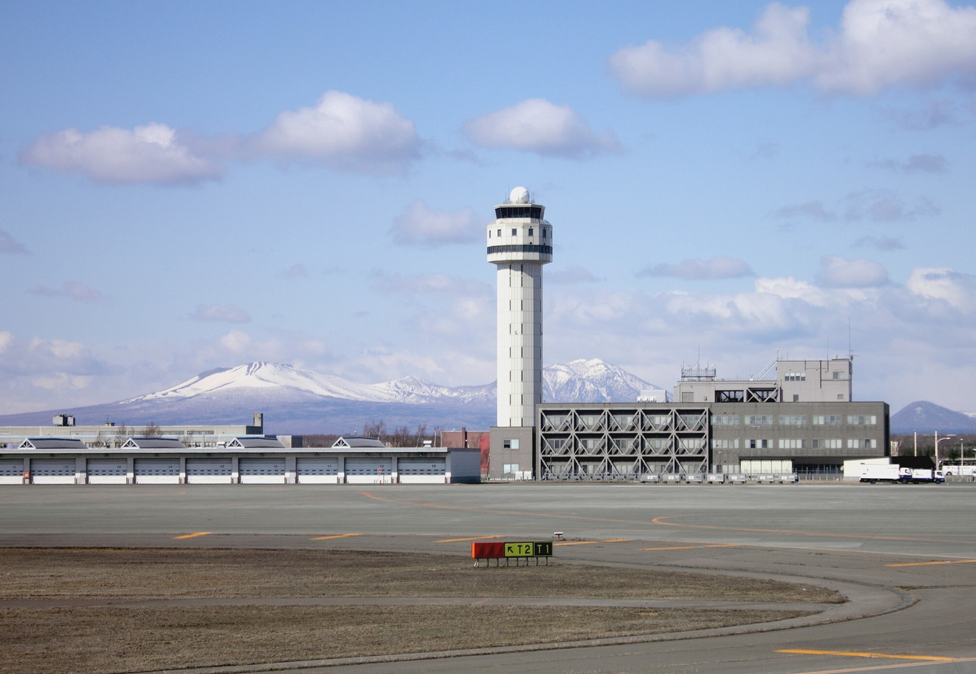 北海道の玄関、千歳空港の管制塔と背景に見える道南の山々