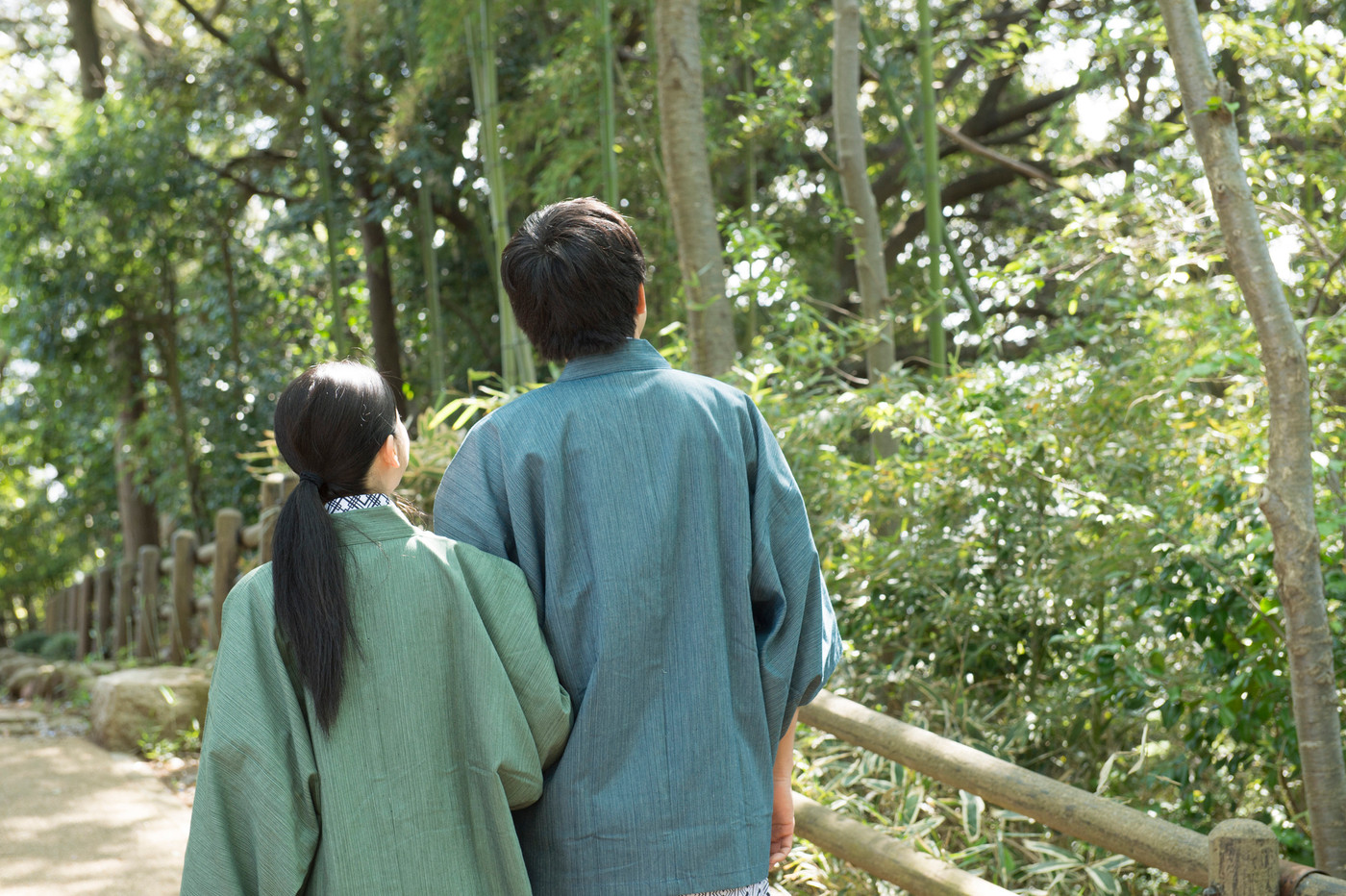 温泉旅行のカップル