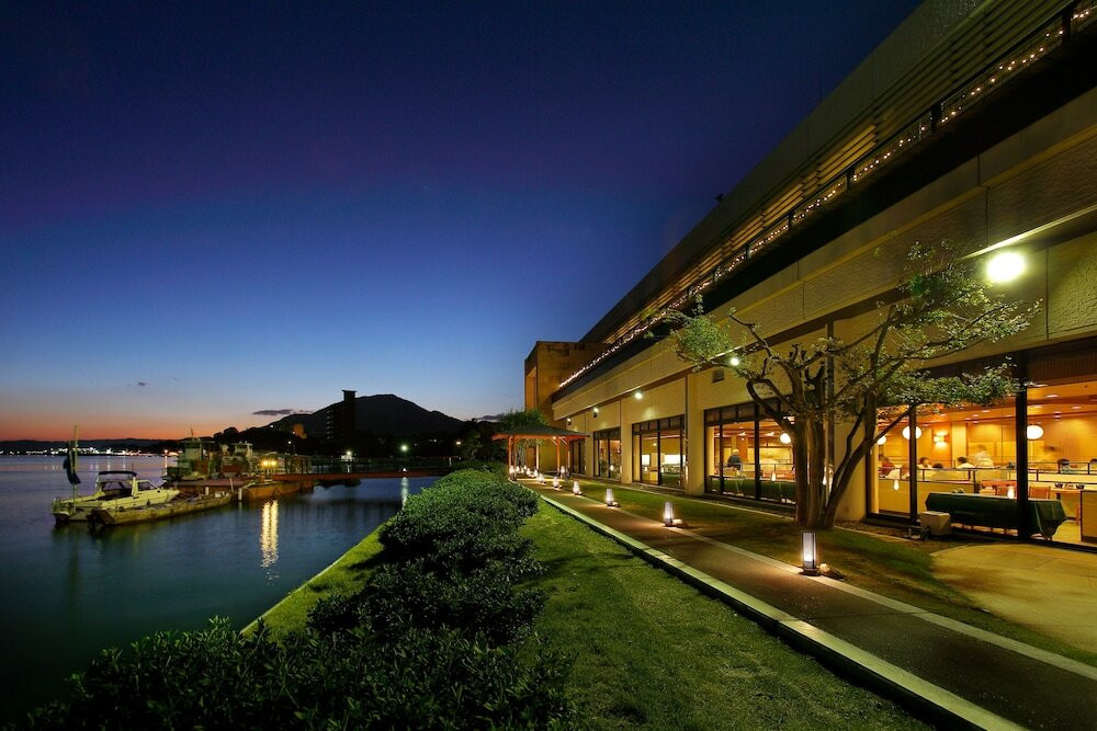 広々としたお部屋に⼀⼈で泊まれる︕厳島神社の対岸に佇む宿4007712
