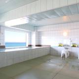 最上階の展望風呂で
海を見ながら温泉 / 1