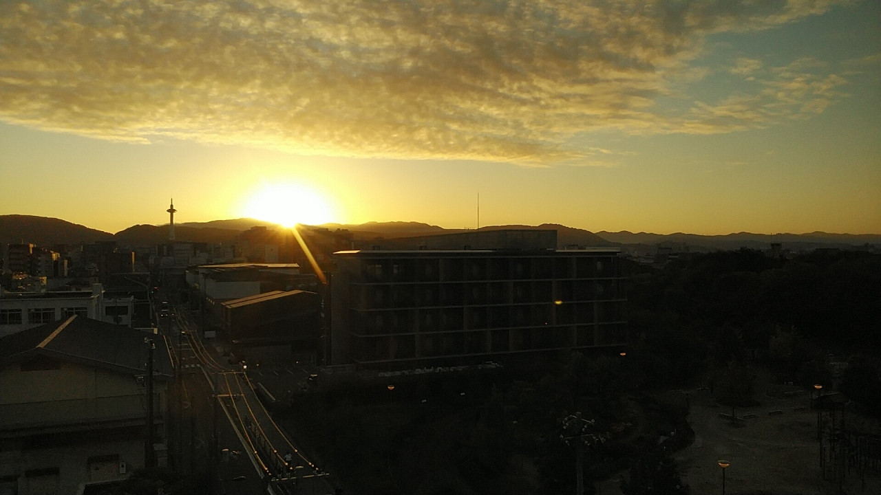 東山から上がる朝日
