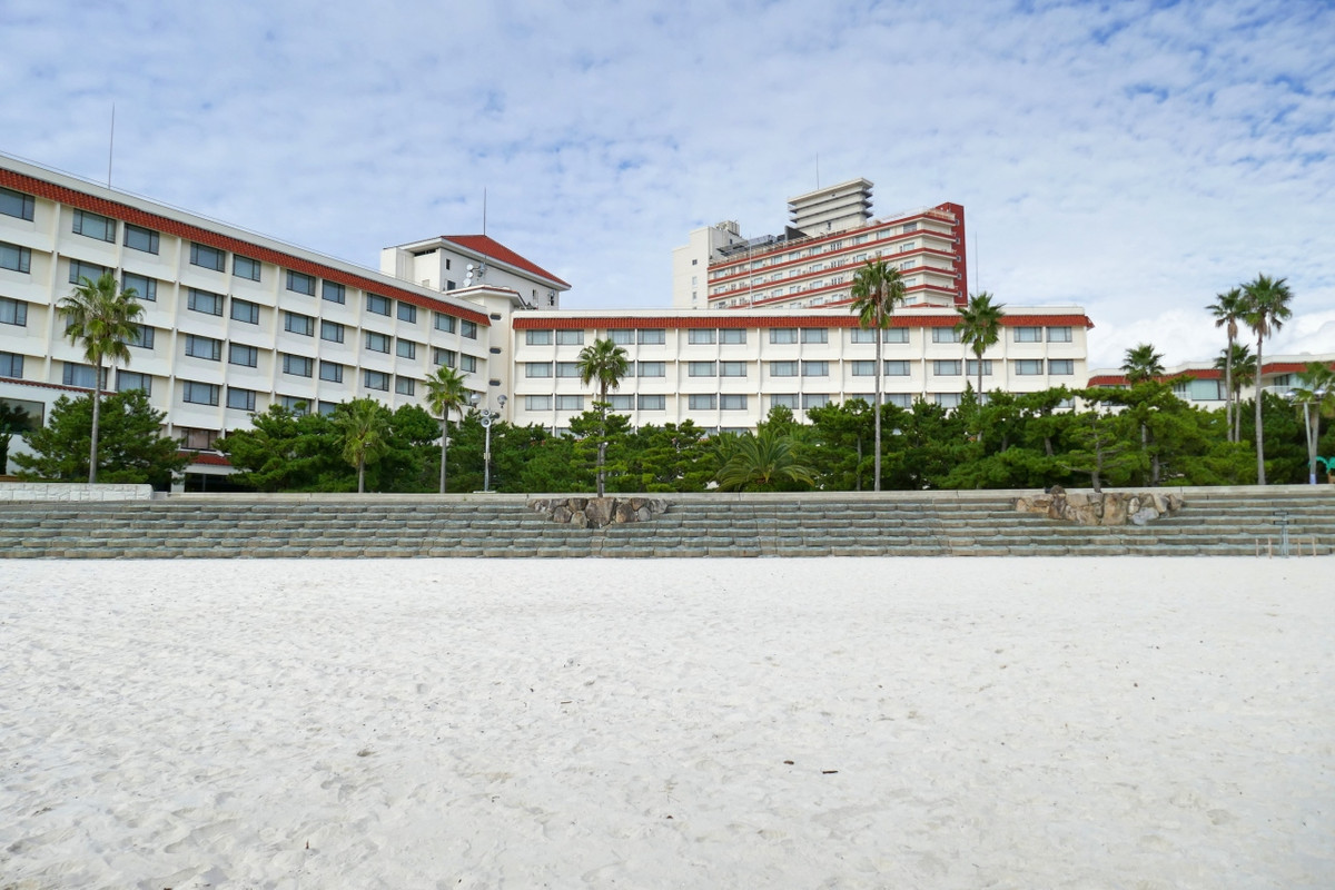 ホテルの裏庭を出るとすぐ白良浜