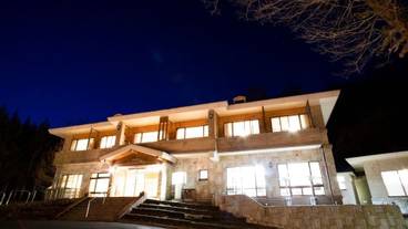 施設の正面 (日没後) / 2