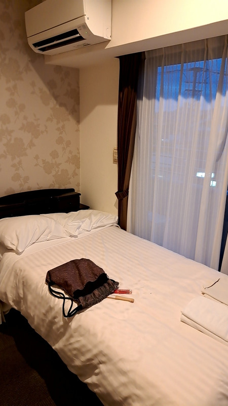 ベッドは小さい