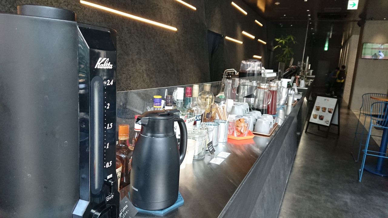 1階フロント隣がレストラン。レンジでチンのメニューで残念。