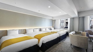 ジュニアスイートルーム ダブルベッド 2 台およびシングルベッド 2 台 喫煙 (4ベッド)