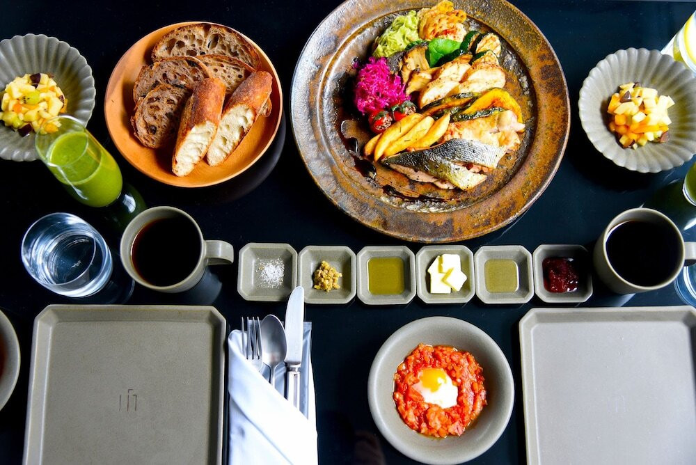 朝食はお部屋でのんびり和食を。スタイリッシュでかっこいい3915397