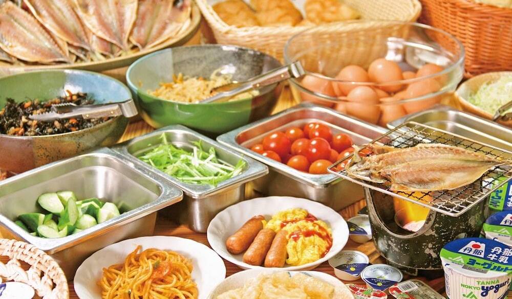 自分で焼ける地魚も！
和洋の朝食バイキング / 3