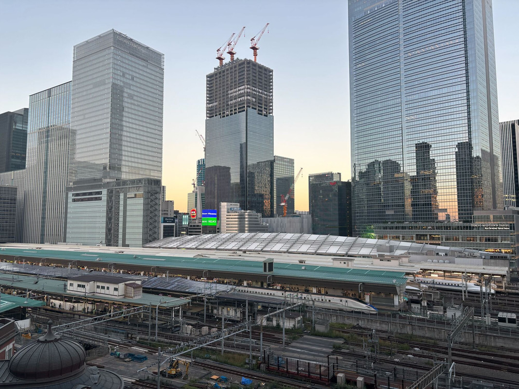 東京駅を発着する新幹線や列車も一望できます / 4