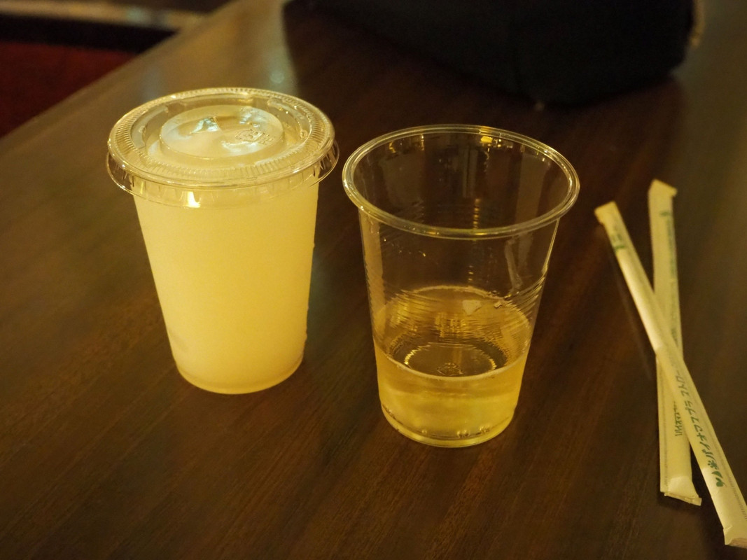 14時～22時　ラウンジでドリンクやお菓子をいただけます