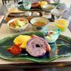 朝食は南む豚のソーセージや紅芋ベーグルを使ったエッグベネディクトなど。
