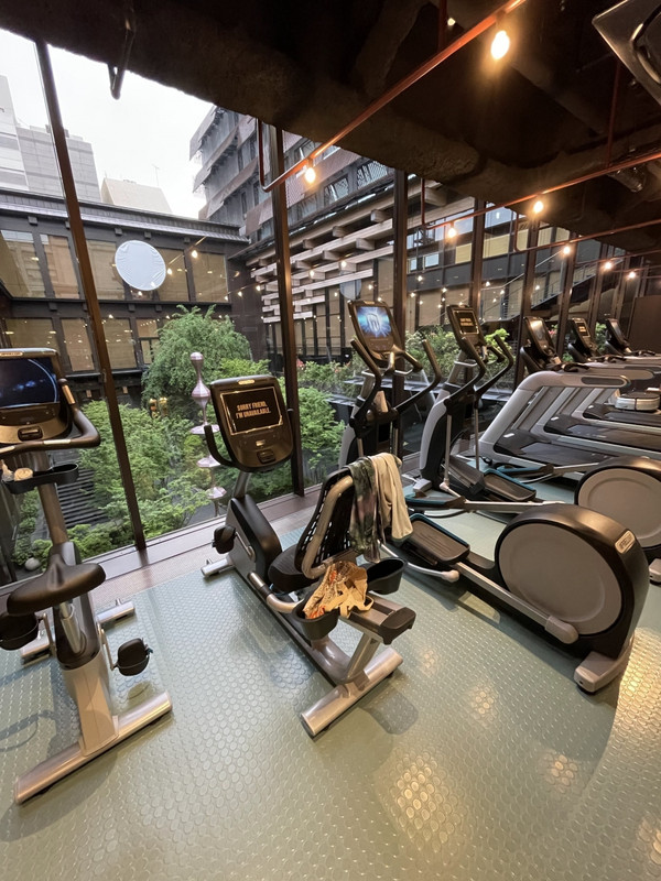 中庭を眺めながらのトレーニングルーム