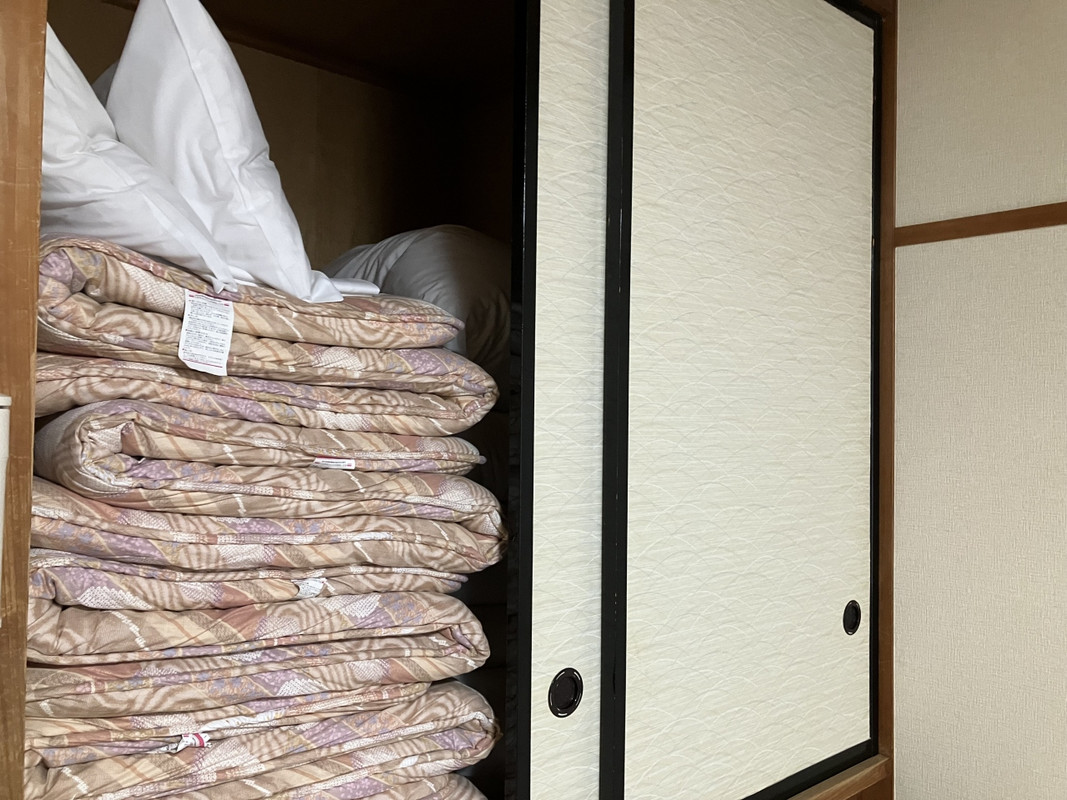 お布団は自分で敷くので、敷布団を2枚にしてふかふか