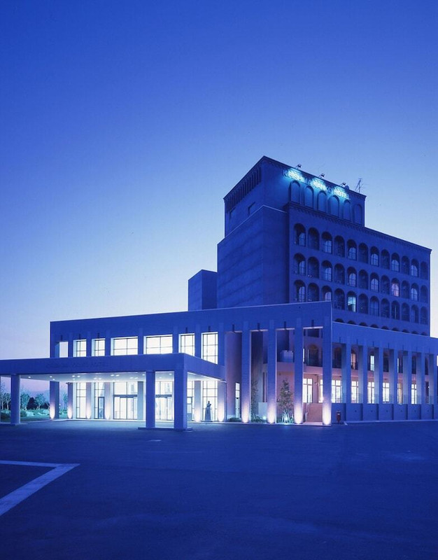 施設の正面 (日没後)