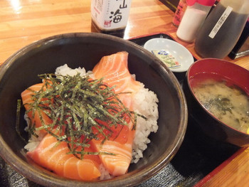 「岩山海 なんば店」料理 978890 お昼限定１５食：サーモンいくら丼
