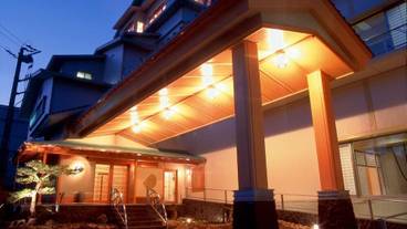 施設の正面 (日没後) / 2