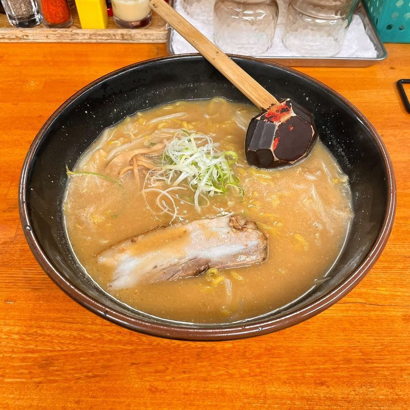 すすきのエリアにある「らーめん 信玄 南6条店」の看板メニュー「信州こくみそ」。自慢のスープは豚骨をベースにしているそう。アクセスはホテルから徒歩13分ほど / 1