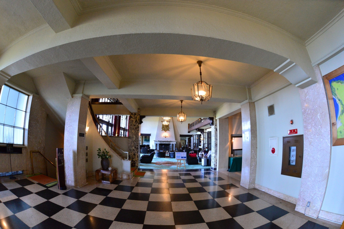 第二ロビーからメインロビー床市松模様