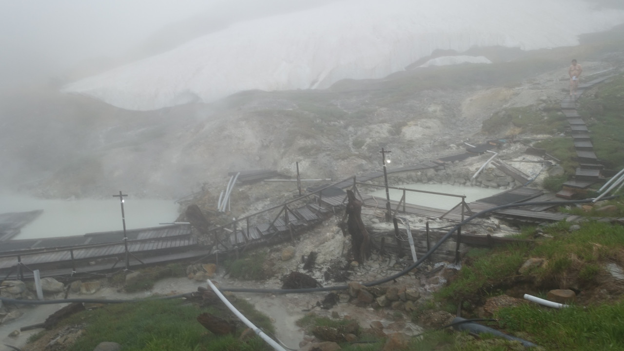 源泉地帯に設けられた混浴露天風呂群