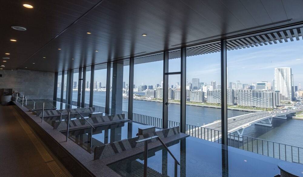 都心の風景を一望する
インフィニティプール / 4