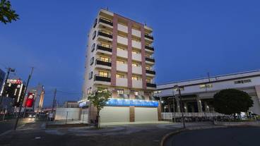 施設の正面 (日没後) / 3