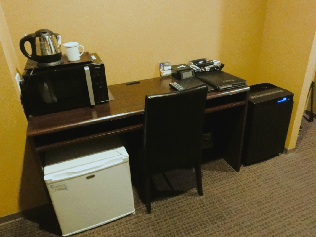 対面にデスク周りと備品