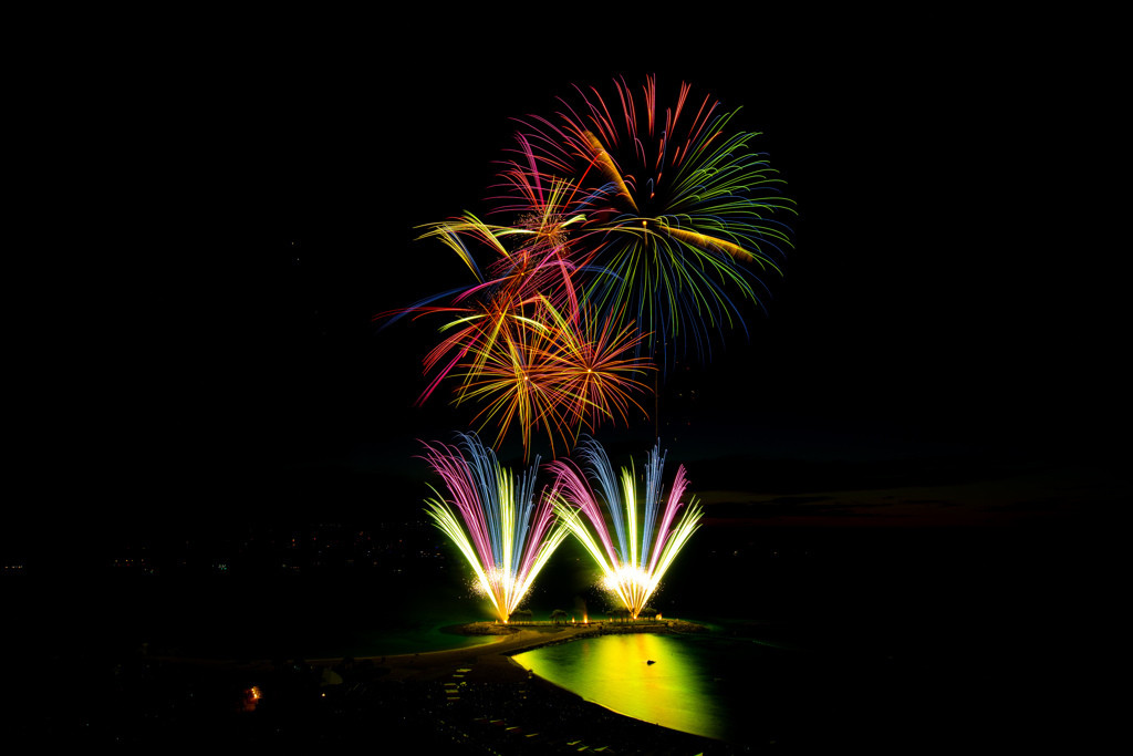 開催月：7月の土曜日／会場：エメラルドビーチ（海洋博公園内）／花火打ち上げ時間：約50分（1万発）4088112