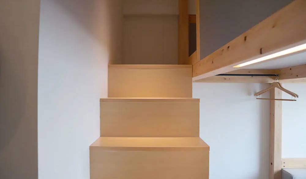 やぐらルームにある階段は、のぼるたびに童心に返ってわくわく。屋根裏部屋にもぐりこむような感覚は、なかなか他では味わえないものでした。