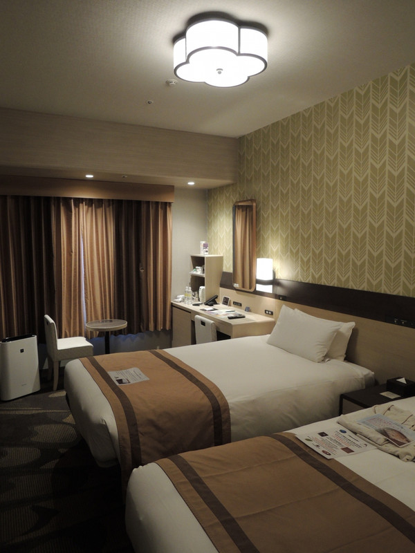 落ち着いた色調の部屋