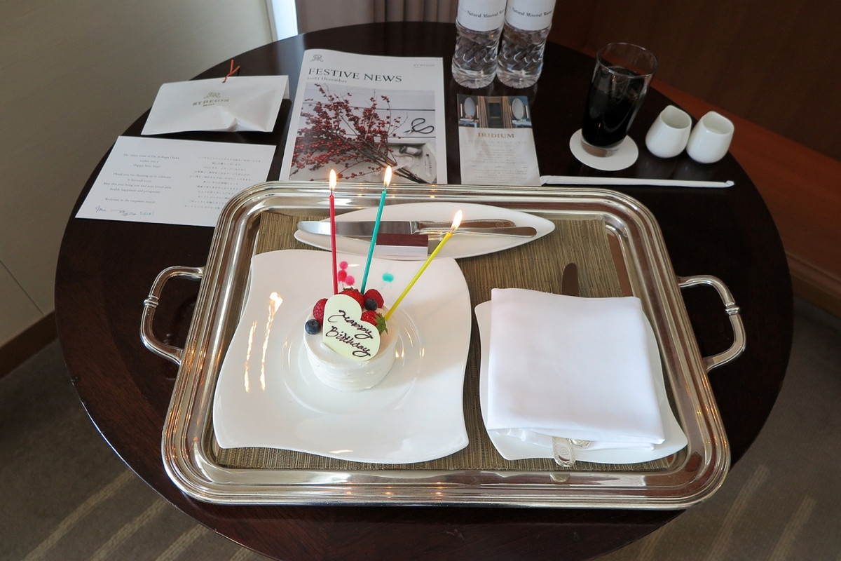 誕生日のケーキが届けられました…左上はウェルカムスイーツ