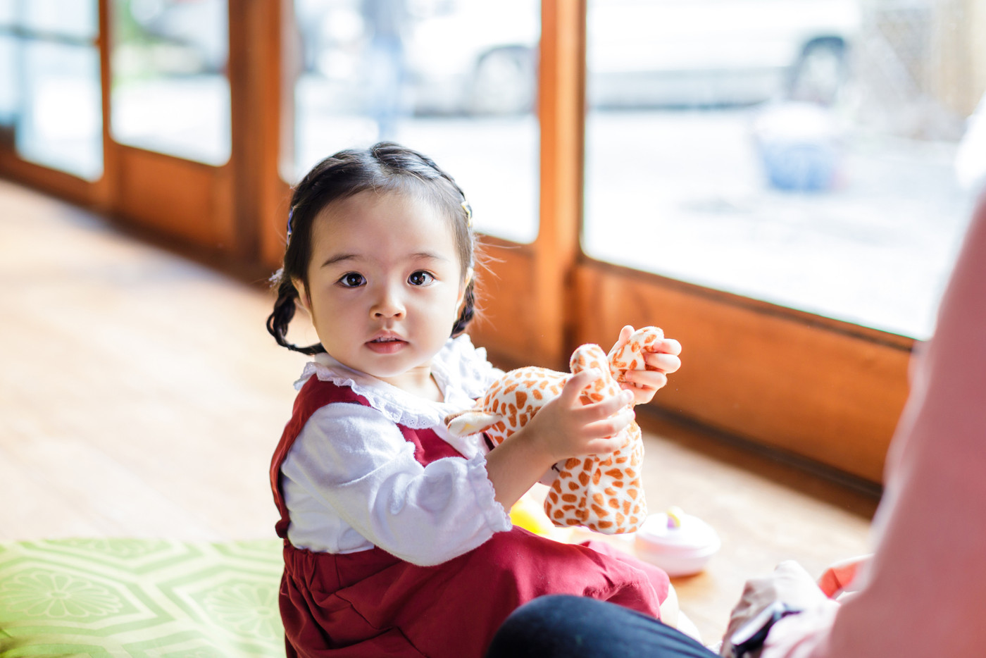 お父さんと遊ぶ女の子