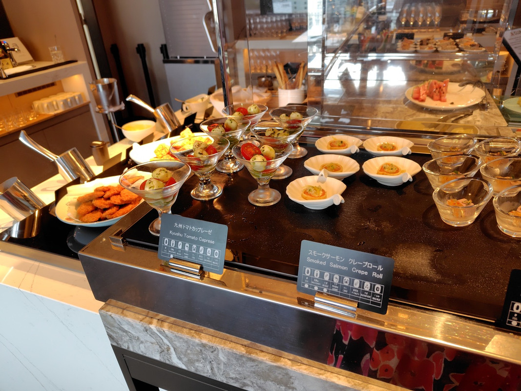 ラウンジでのカクテルタイム