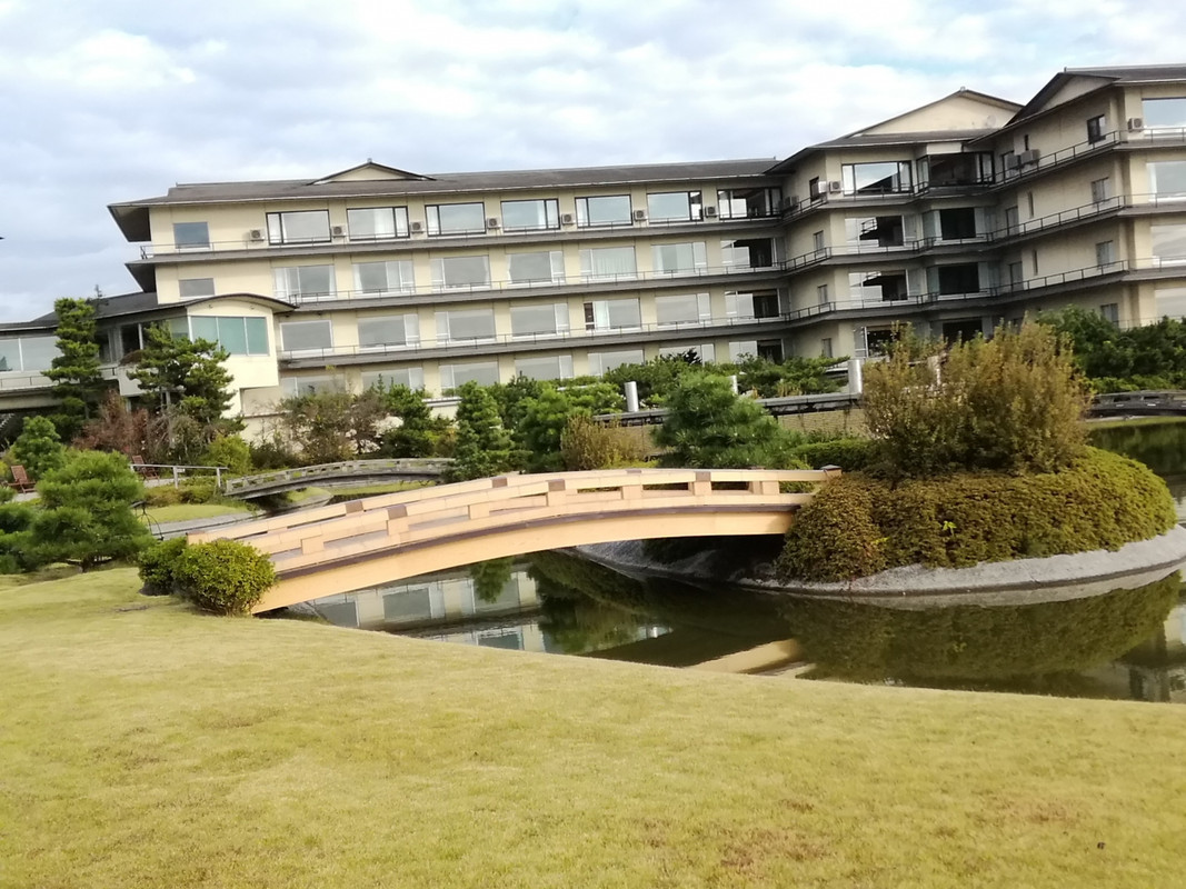 庭園からホテルを望む